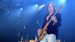 Bo Janting Christensen spiller bas på scenen
