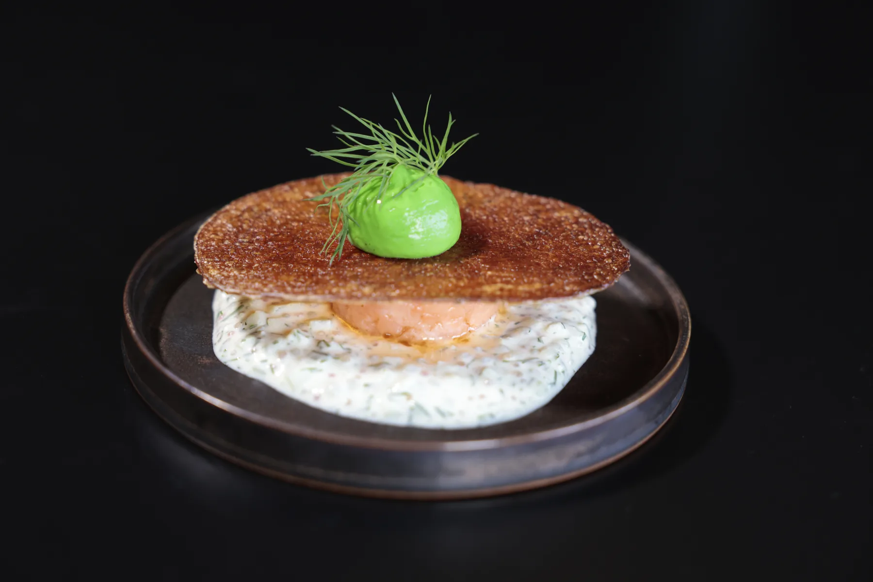 Anrettet laks med sprød top, dildcreme og urter